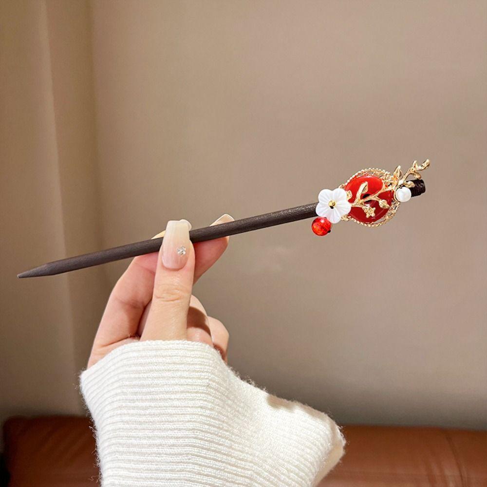 Үй шаруасындағы әйел өз асханасында трахает болды Онлайн порно көру: Қарақшы мен қыз