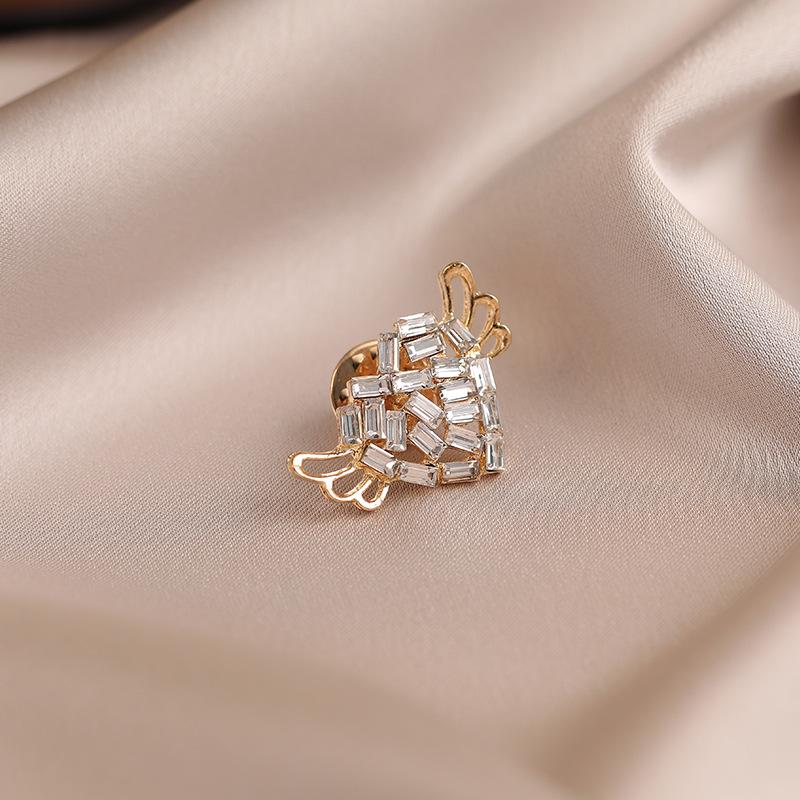 Elegant Butterfly Brooch: Luxurious Suit Accessory & Stylish Corsage for Women