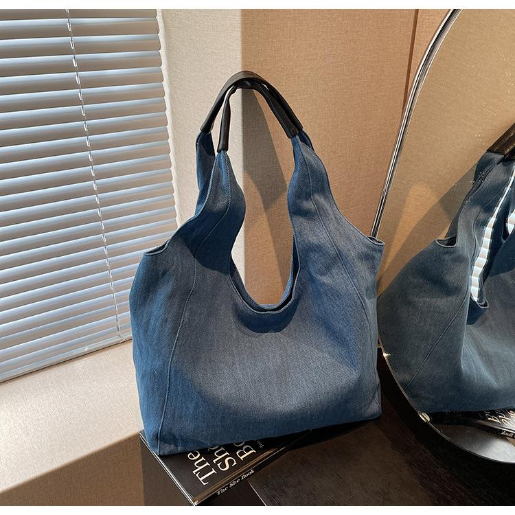 

Denim bag women s large-capacity new summer versatile simple shoulder shopping bag college bag джинсовий синього кольору
