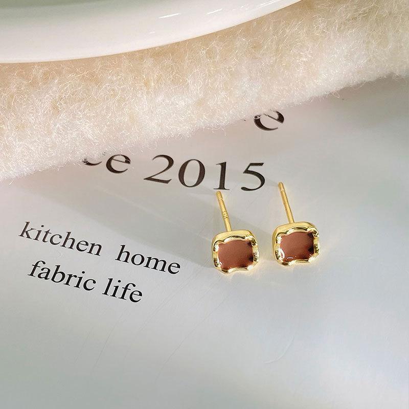 

Квадратные серьги на клею, нишевый дизайн, маленькие и изысканные, повседневный стиль, легкий, роскошный, для поездок на работу, универсальный