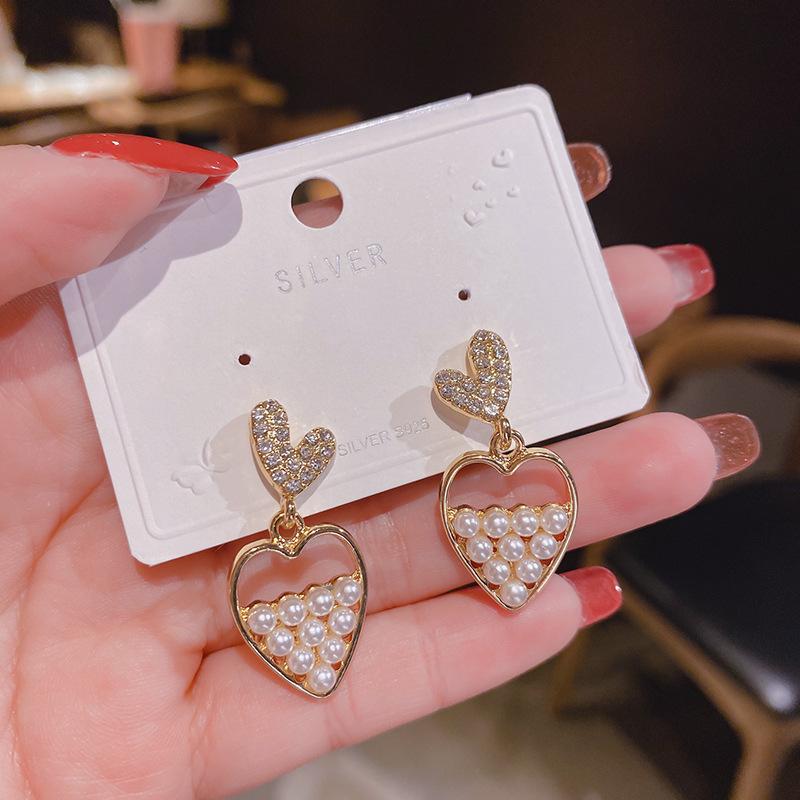 Light Luxury Temperament Design Sense Love Earrings Women's New Stud Earrings Retro High-end Sense Versatile Trendy Earrings