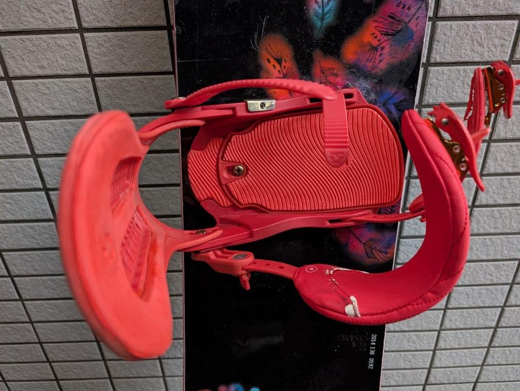 [GEBRAUCHT] Swirl Snowboard Schwarz, Pink, Orange Bindungen