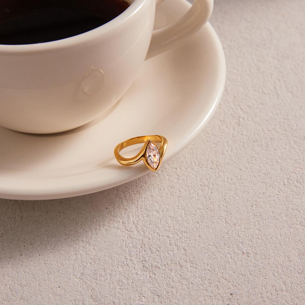 Youthway Klassische Zirkonringe in Pferdeaugenform für Damen Vergoldete Edelstahlringe Modeschmuck Weihnachtsgeschenk