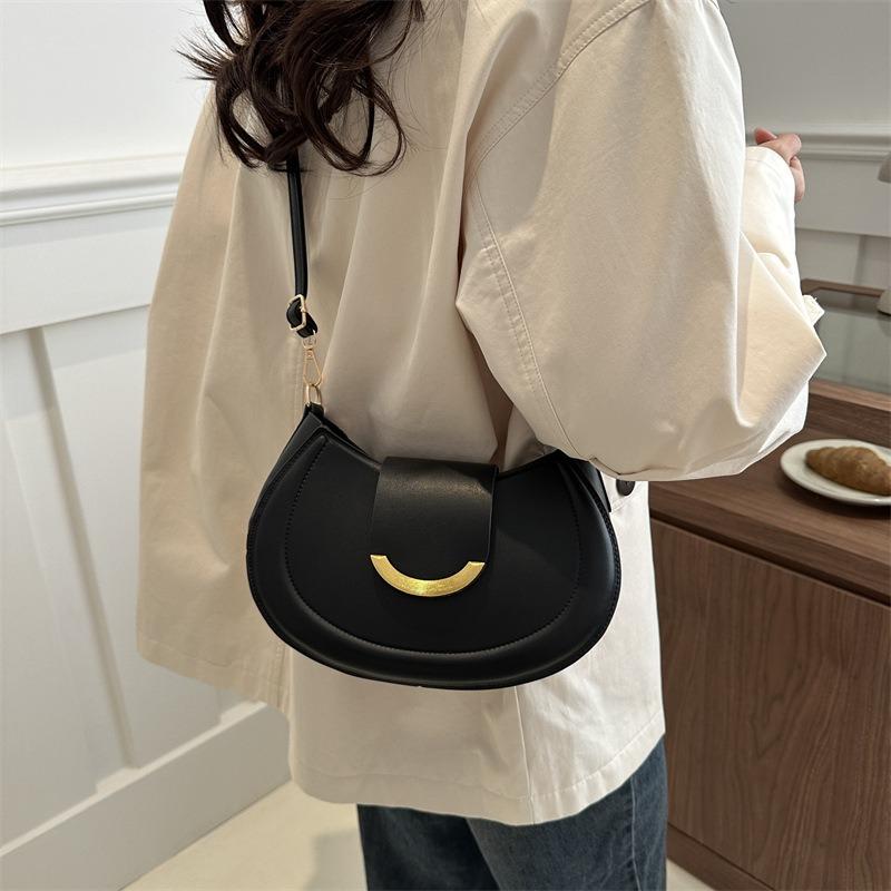 Early out of the new fashionable texture shoulder armpit bag retro bag women's solid color casual messenger saddle bag tide