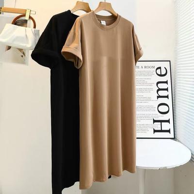 Ένα Μεγάλου μεγέθους κοντομάνικο casual φόρεμα για γυναίκες το καλοκαίρι, ένα νέο φαρδύ μονόχρωμο μίντι φόρεμα μπλουζάκι με σκίσιμο πάνω από το γόνατο