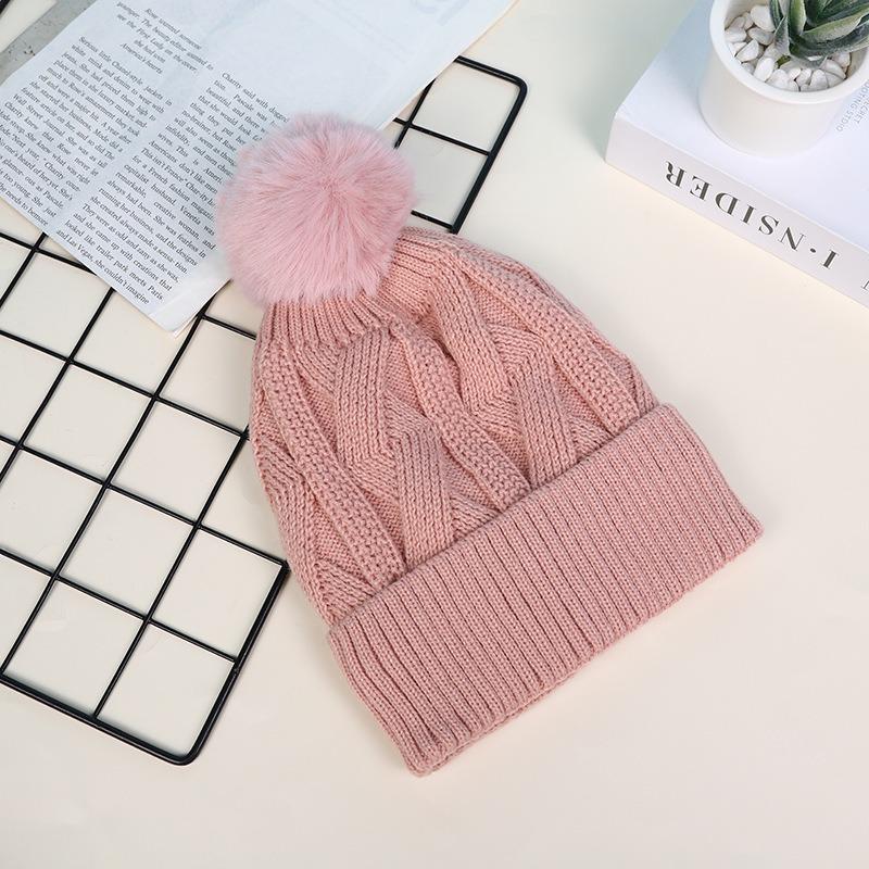 A Warm Knitted Hat Suitable for Both Men  Women In Autumn Winter