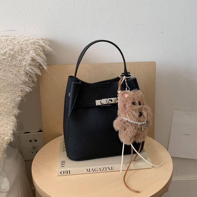 

Autumn and winter premium portable bucket bag women, new soft leather commuting fashion versatile shoulder messenger bag retro чорний