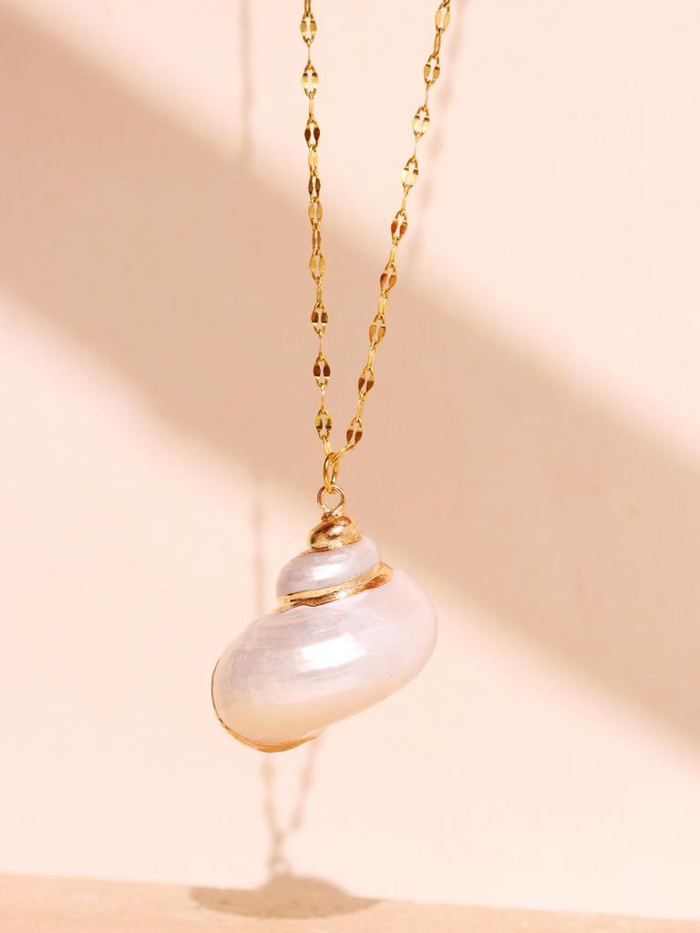 Retro Gold-Tone Shell Pendant Necklace Unique Layered DIY Fashion Jewelry for Women Perfect for Beach Vacations Gift Idea