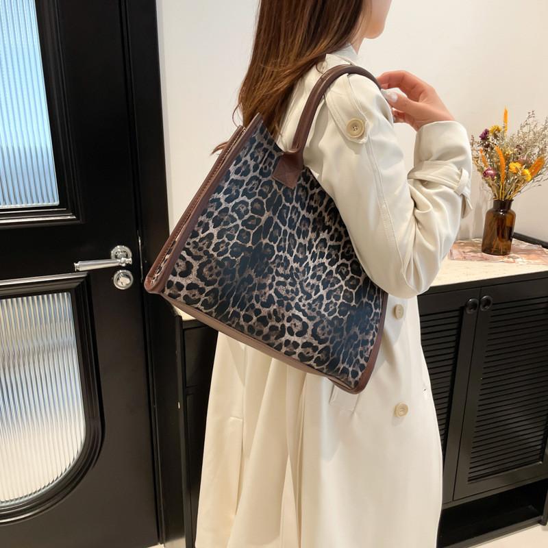 Trendy And Functional Leopard Print Tote Bag With Soft Structure Perfect For Modern Lifestyle