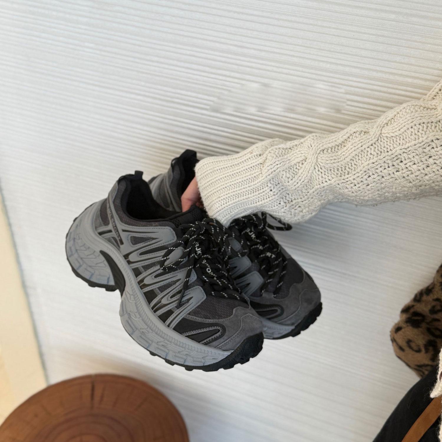 

Huge good-looking velvet shoes for women increase in winter, thick soles are not tired of feet, new fashion and versatile sports and leisure 39