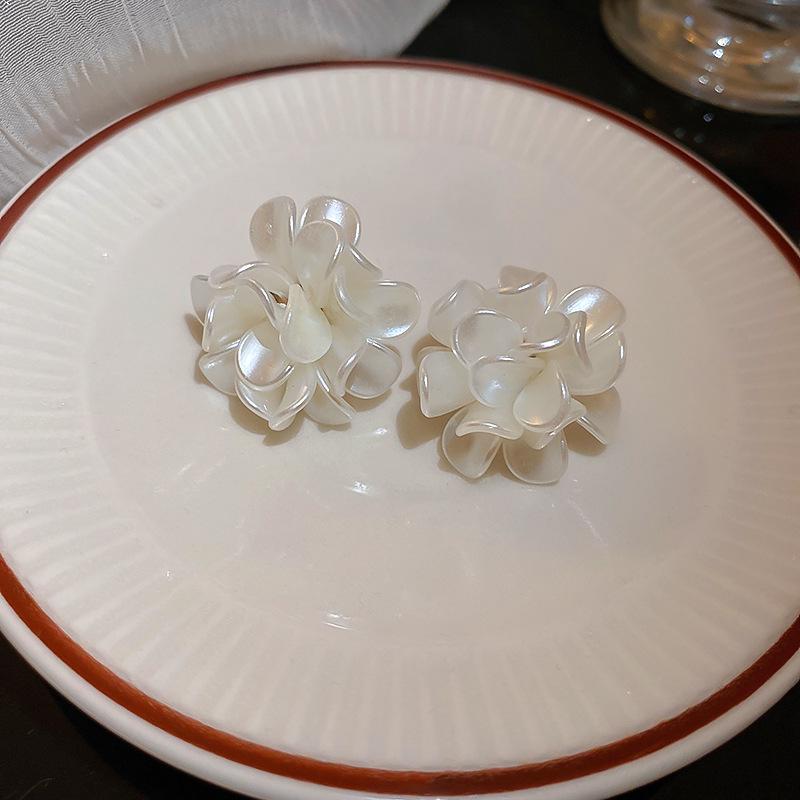 Náušnice ve tvaru srdce barokní se stříbrnou jehlou, perlou a zirkony