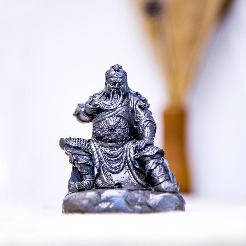 Chinese-Style Martial God Guan Yu Figure: Handmade Natural Rust Desktop Ornament for Living Room or Study