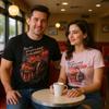 T-shirt Graphique Unisexe 'Greaser des Années 50 dans un Diner Rétro Jouant au Jukebox'