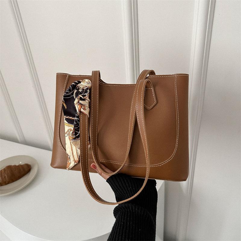 

Популярные шелковые шарфы большая вместимость 2025 новая весна городской простой с подвесным модным наплечным тоут для поездок светло-коричневого