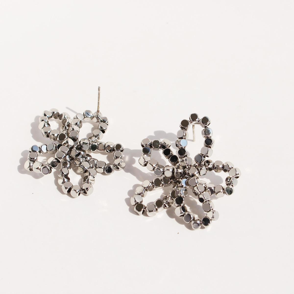 

Серьги-гвоздики Design Sense из квадратной металлической бусины ручной работы с лепестками, персонализированные модные серьги-гвоздики в виде цветка 96 белого золота