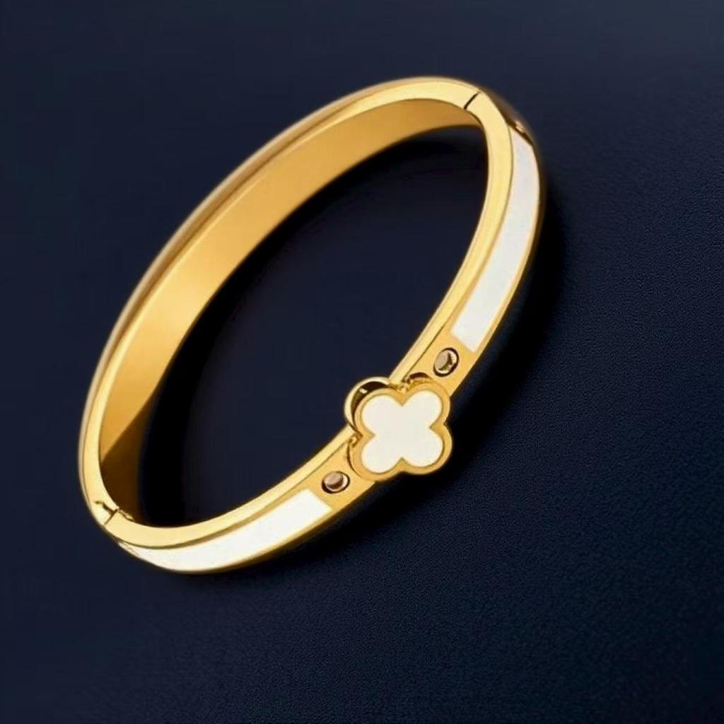 Bracciale Quadrifoglio in Acciaio Titanio con Strass: Elegante Lusso Leggero per la Moda Versatile Femminile.