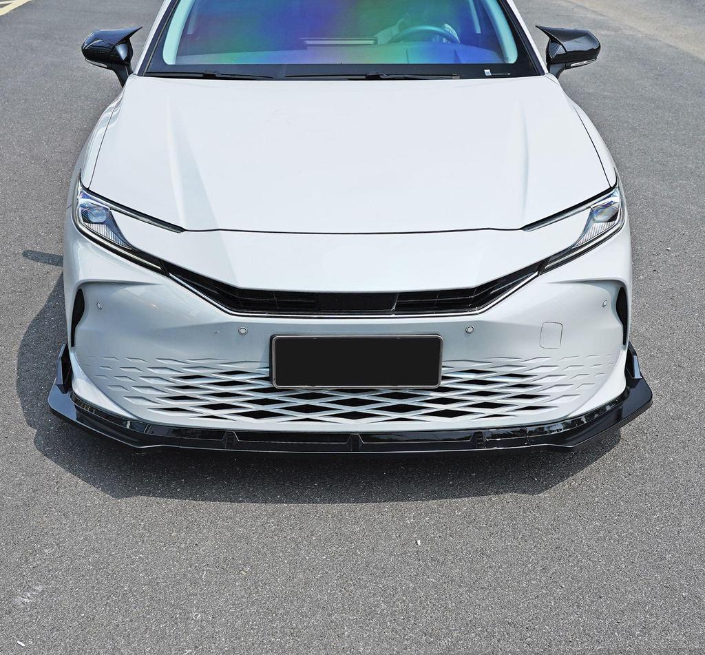 Zestaw Karoserii Przedni i Tylny do Toyoty Camry Model 24: Zawiera przedni splitter, tylny dyfuzor, progi boczne, górny spoiler, tylny spoiler oraz żaluzje