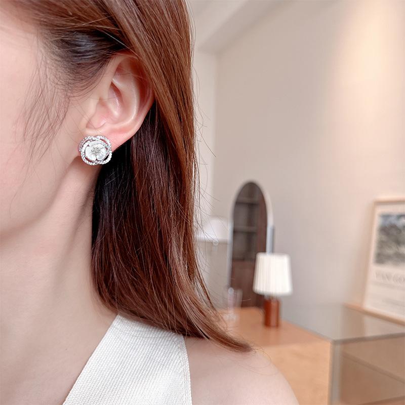 Damen Leichter Luxus Design Elegante Eingelegte Zirkon Hohle Kamelien Ohrringe Modische Und Vielseitige Nischen Design Ohrringe