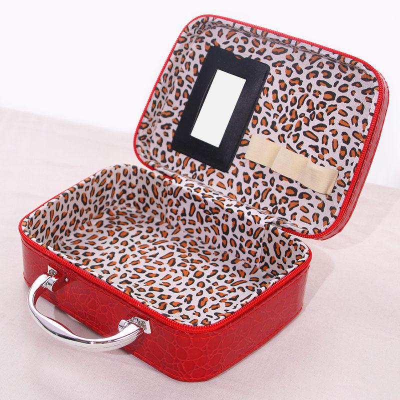 

Портативный швейный набор: Шкатулка с нитками и иглами для домашнего шитья и ремонта.