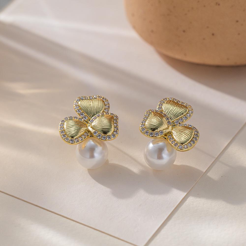 Elegant Retro Gold Flower Pearl Earrings for Women: High-End Fashion Statement