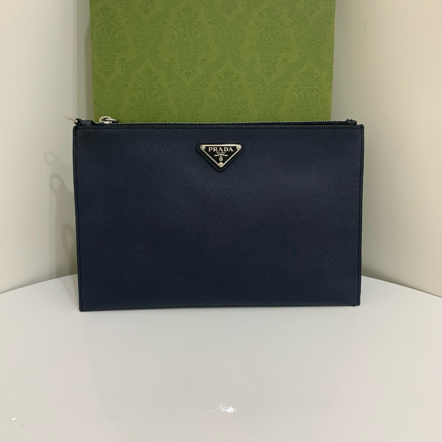 [Pre-Owned] Medium Black Leather Logo Crossbody Clutch Bag Silver Hardware - Excellent #1VX4UVW ONE SIZE