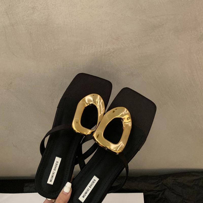 Fashion Women Slippers 2025 New Summer Beach Slippers Luxury Flats Sandals Flip Flops Fashion Metal Shoes Slides Women Zapatos De Mujer