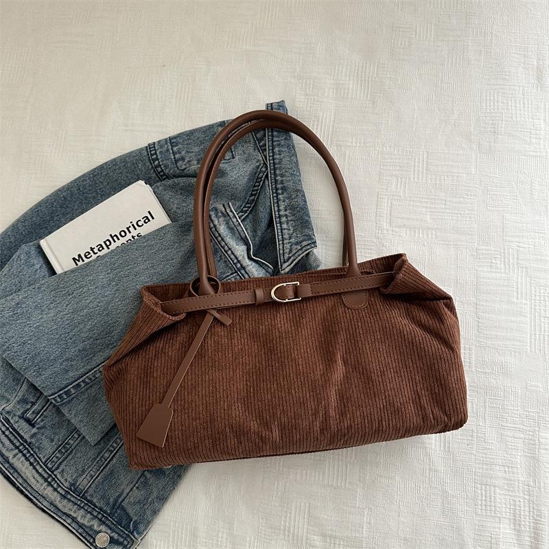 

Retro, new large-capacity bag, women s trendy fashion underarm bag, casual portable shoulder commuter bag.