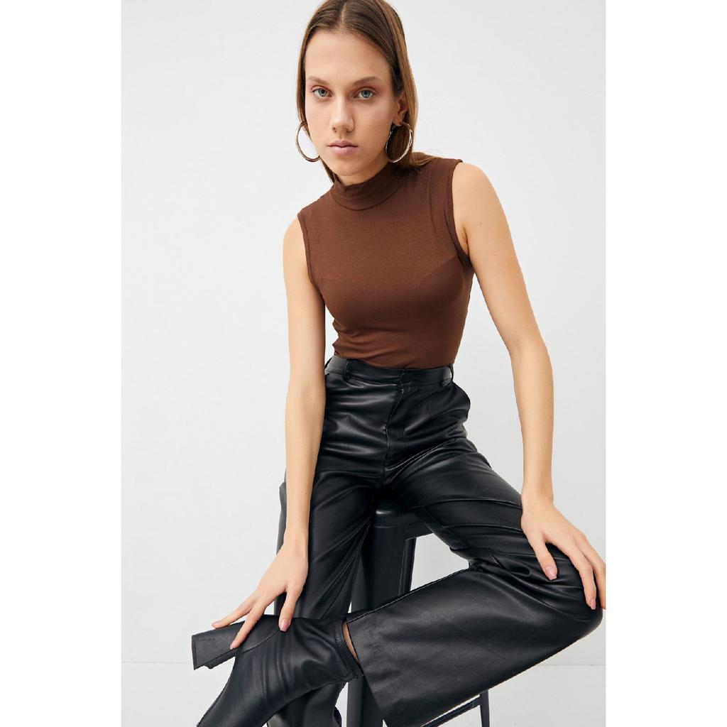 Dámské bílé tělo bez rukávů