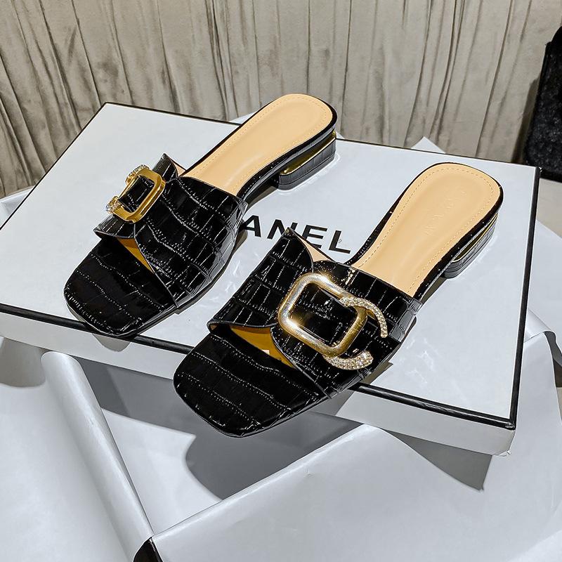 Móda 2024 léto dámská svrchní obuv pantofle britský styl kovová dekorace dámská ležérní obuv vysoký podpatek do práce a na chůzi 41-43