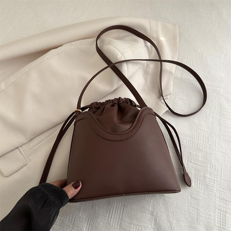 

Текстурированная ретро нишевая дизайнерская сумка женская 2025 новая трендовая модная сумка на плечо с ремешком-помпой, сумка-мессенджер, сумка-ведро подмышку