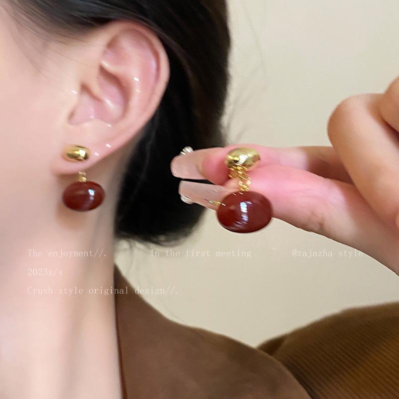 Boucles d'oreilles de luxe tendance 2024 accrocheuses pour femmes: Boucles d'oreilles à clous tendance et polyvalentes pour l'automne et l'hiver
