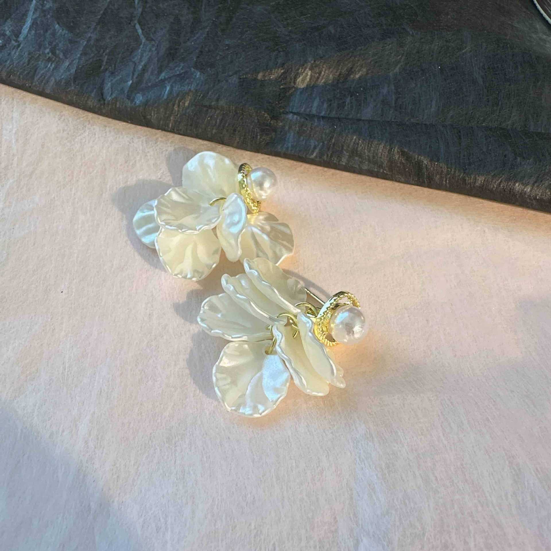 Flower Pearl Stud Earrings Korea Elegant Temperament White Color Petal Earrings for Women Wedding Party Jewelry Gifts