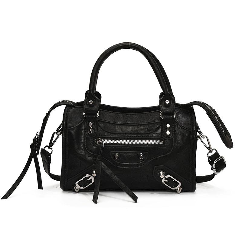 

Trend rivet locomotive bag women s 2025 new high-end shoulder messenger bag large-capacity retro portable pillow bag