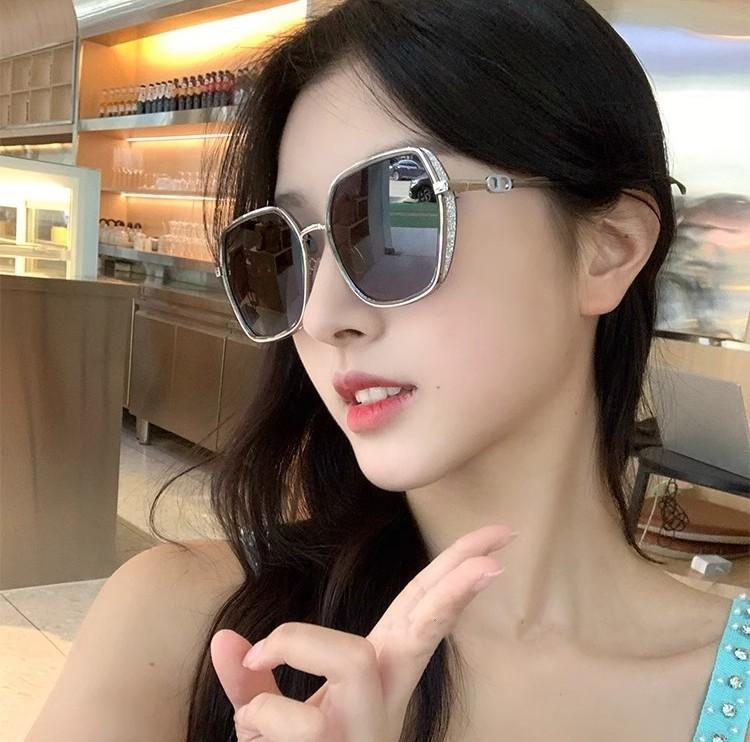 New Fashion Sunglasses Women Vintage Bling Oversized Frame Sun Glasses for Women Trend Eyeglasses Protect Outdoor Eyewear Uv400