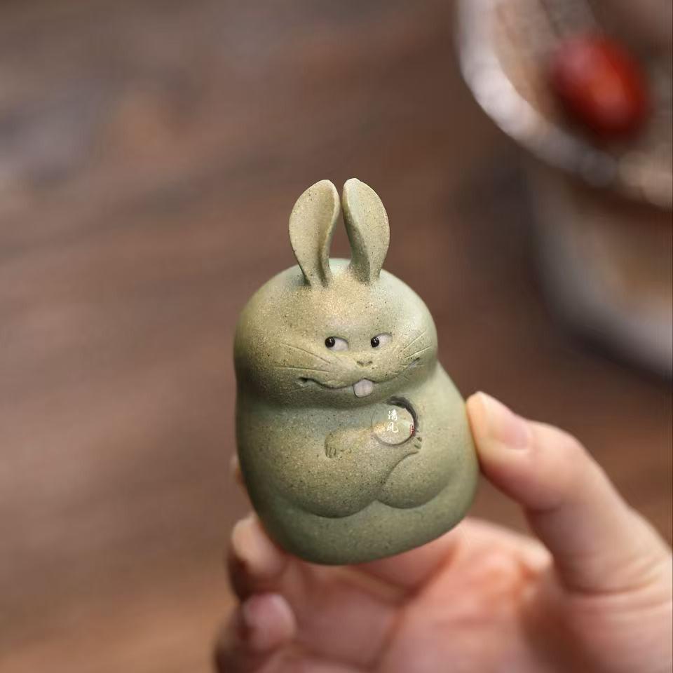Yixing Zisha Cute Bunny Tea Pet: Lucky Rabbit Ornament for Tea Play and Fun. 25 x 8 x 26 cm