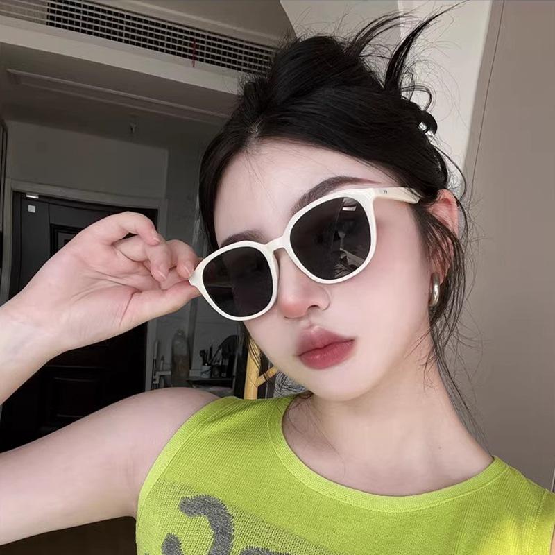 Retro Milky White Cat-eye Sunglasses for Women with Square or Round Faces, Slimming and Stylish, Sun Protection for Seaside Vacations, Popular Online