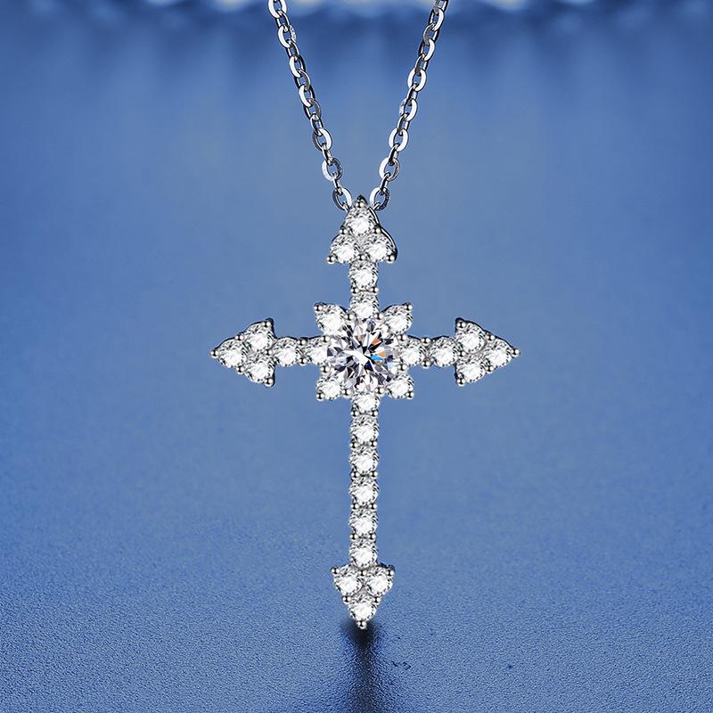 

French Retro Moissanite Clavicle Necklace: Trendy 925 Silver Pendant Chain Zircon 0.5 carat