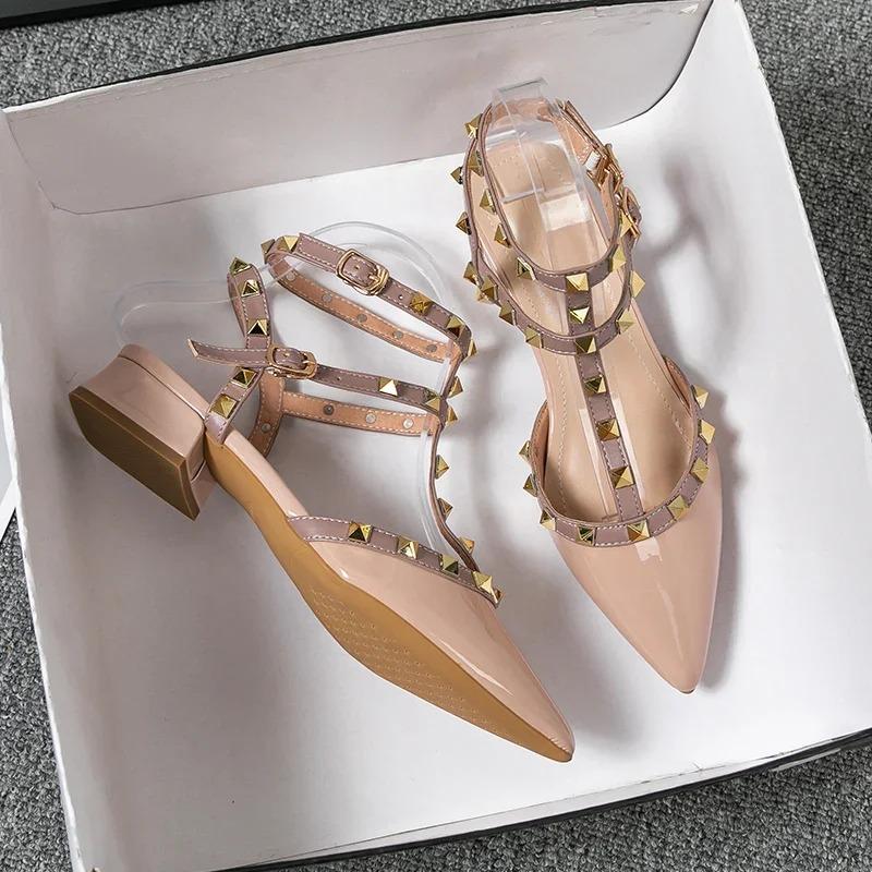 Sandalias de tacón alto para mujer Soleist Verano Diseño de marca de moda Clavo remachado puntiagudo Zapatos casuales rojos Talla grande 41-43
