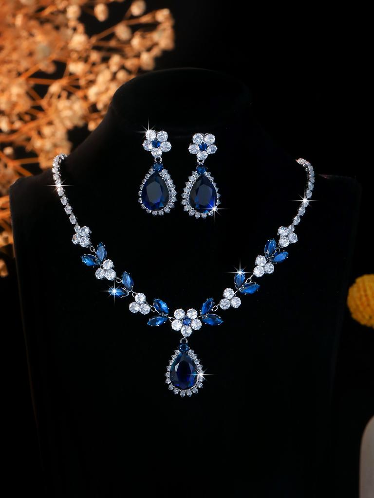 A Set of Classic Fashion Claw Chains Gold Plated Alloy Necklaces Tassels Earrings and Bracelets for Lady