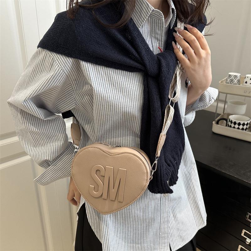 Spring and summer new simple and trendy shoulder bag fashionable heart-shaped women's bag casual letter personalized messenger bag