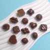 100 PEÇAS Resina Kawaii Simulação Chocolate ao Leite Cabochão de Fundo Plano Doce Figura Decoração de Casa Artesanato DIY Scrapbook Acessórios de Laço