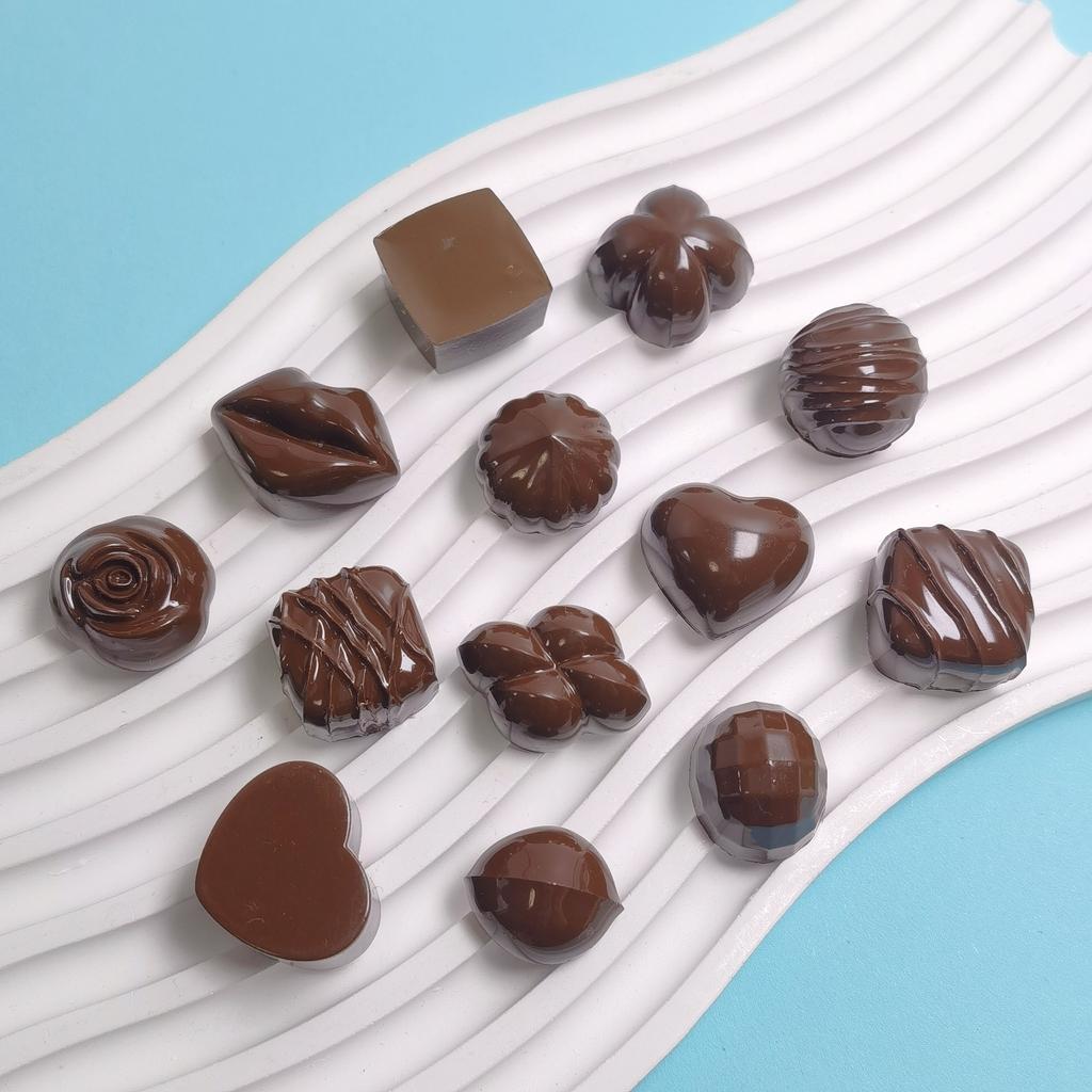 100 PEÇAS Resina Kawaii Simulação Chocolate ao Leite Cabochão de Fundo Plano Doce Figura Decoração de Casa Artesanato DIY Scrapbook Acessórios de Laço