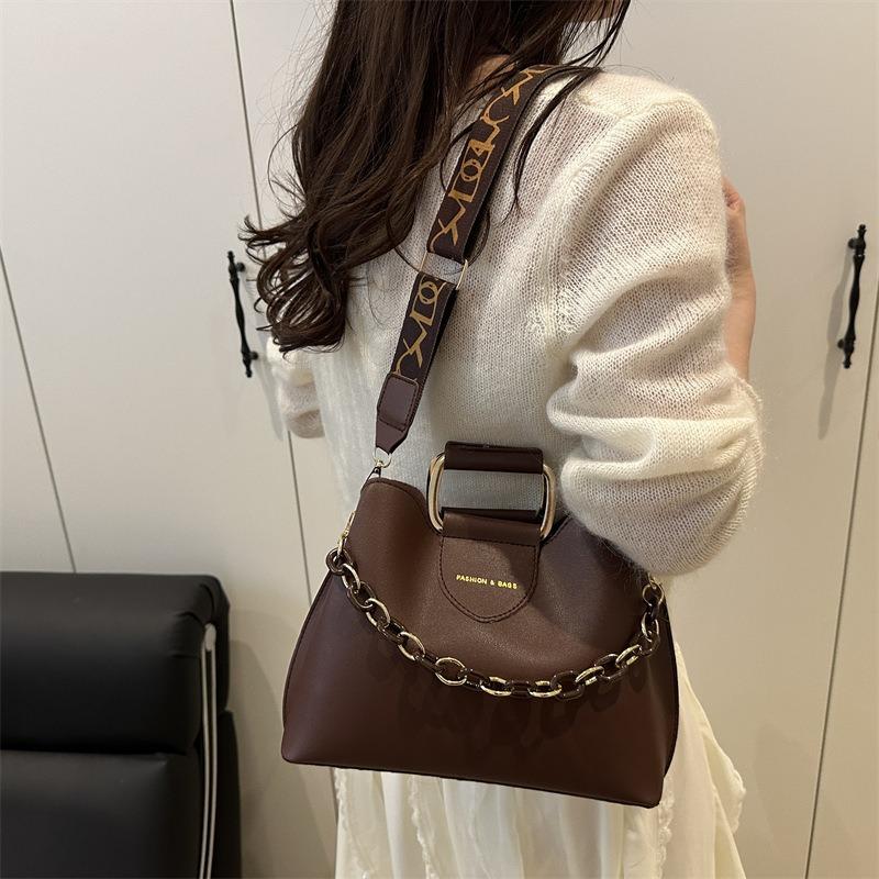 Summer new fashionable women's bags, shoulder simple commuter bags, chain decorative handbags, textured messenger bags