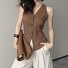 Dámská halterová vesta s výstřihem do V, bez zad, jednořadé zapínání, bez rukávů, asymetrický lem, top vesta, letní ležérní vesta