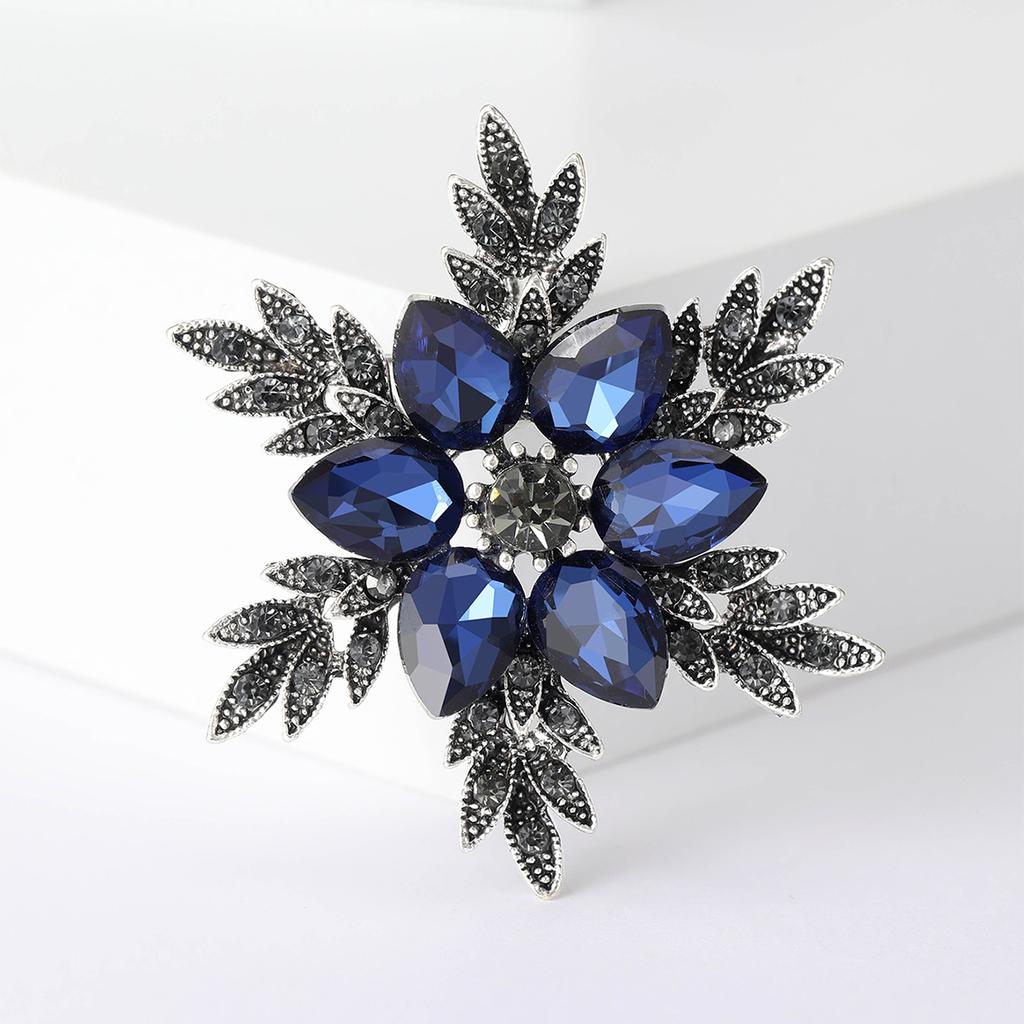 Rhinestone Snowflake Brooch for Women Unisex Pearl Flower Pins Banquet Party Backpack Gifts Jewelry Accessories