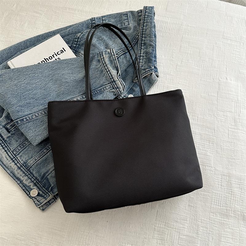 

Простая и модная сумка через плечо 2024 года, новая корейская версия сумки-тоут, однотонная, большая вместимость, модная повседневная сумка чёрный