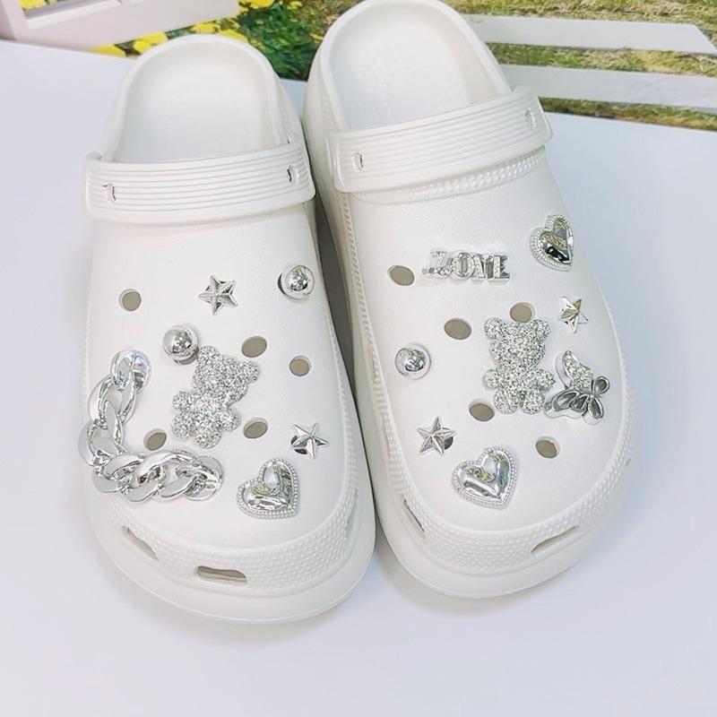 15PCS Mode Schuhanhänger Set Zubehör Loch Schuhschnalle Glänzender Kleiner Bär Silberkette DIY 3D Schuhdekorationen Partygeschenk