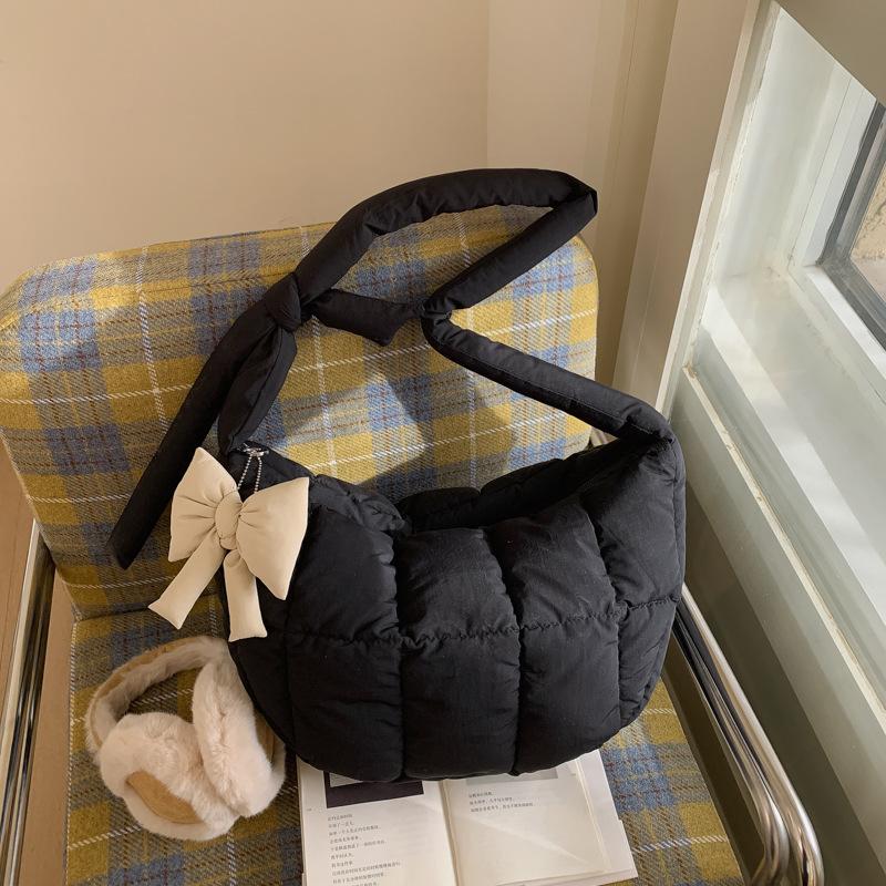 

Повседневная сумка-тоут большой вместимости через плечо под мышкой, зимняя новая модная простая сумка-облако высокой ценности чёрный