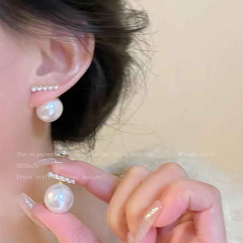 Sweet and cool girl~ Light luxury high-end butterfly earrings New year's trendy cold wind sweet stud earrings and ear jewelry