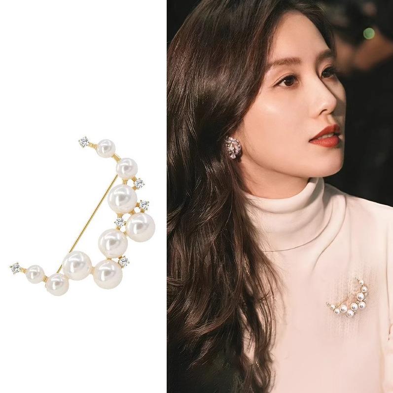 Pearl crescent brooch, high-end female luxury corsage, light luxury design sense, anti-light pin